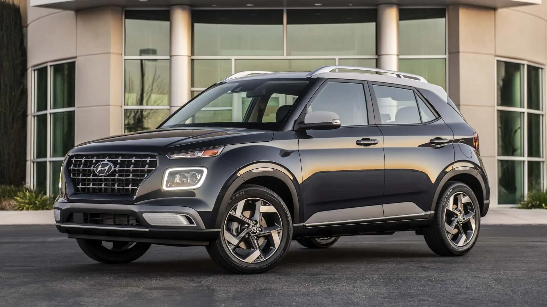 https://cdn.motor1.com/images/mgl/BXNJle/s1/2024-hyundai-venue.webp
