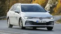 Foto spia del lifting facciale della Volkswagen Golf Variant 2024