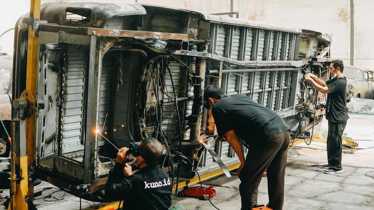 Pengerjaan VW Kombi oleh tim Kuno.id