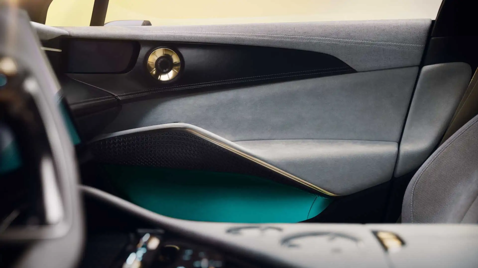 lotus-eletre-interieur-detail.webp