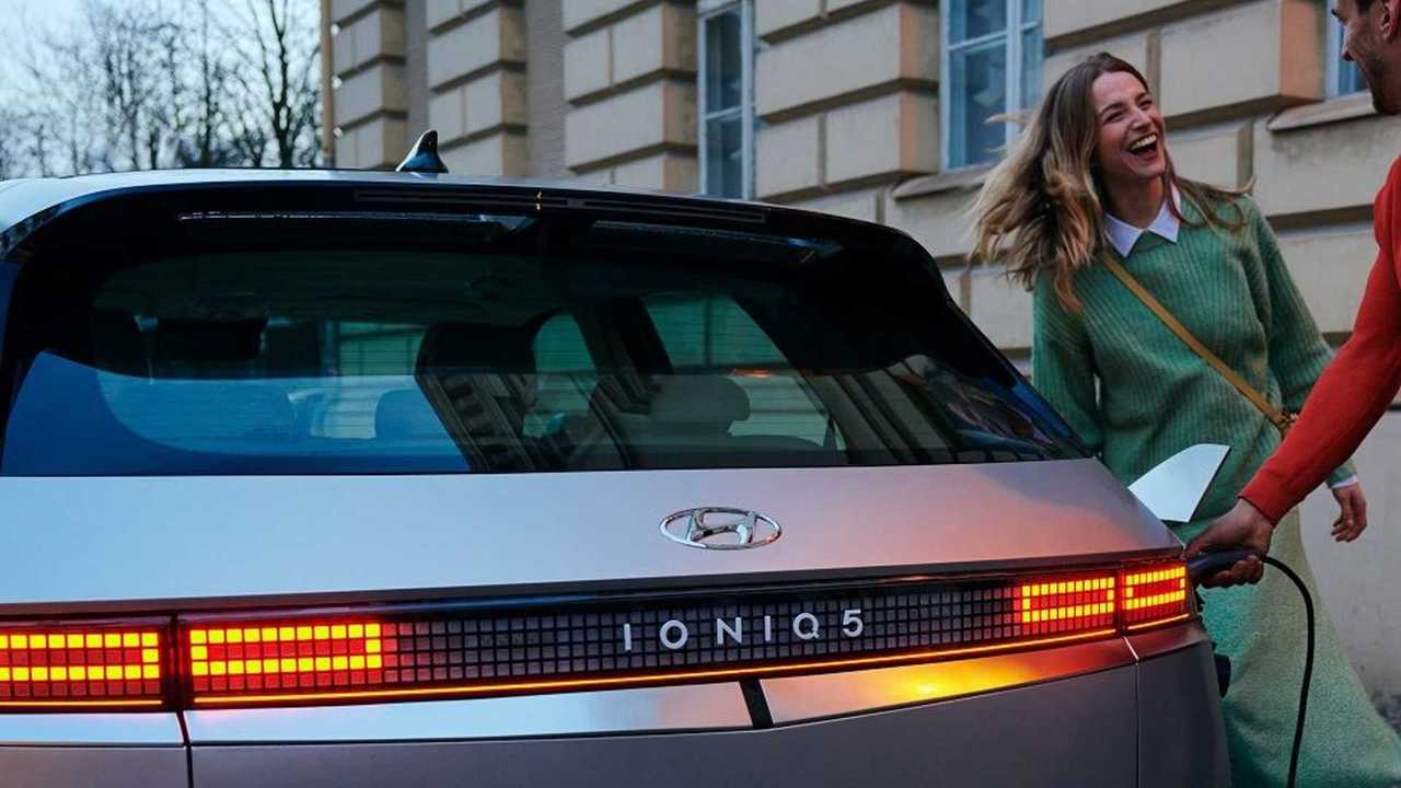 Una Ioniq 5 in ricarica presso una colonnina pubblica