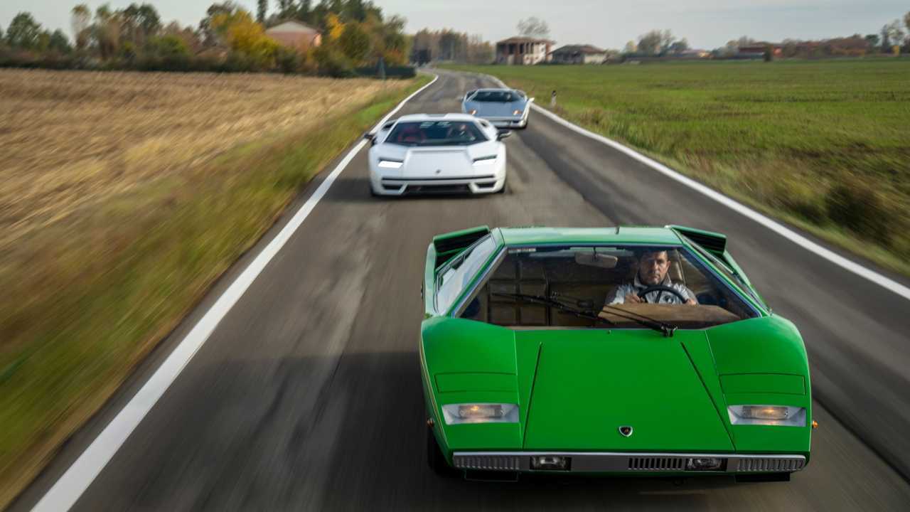 Lamborghini Countach LPI 800-4 en carretera abierta