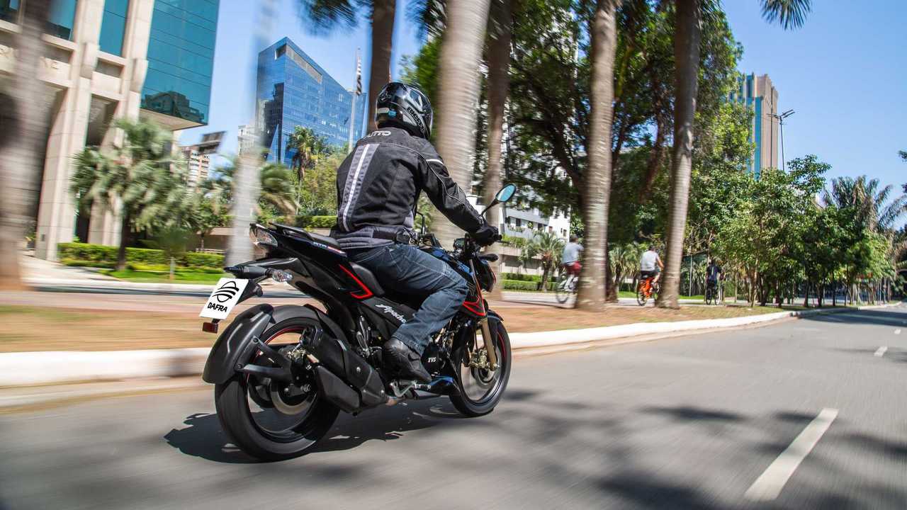 Dafra Apache RTR 200 2022 - lateral traseira em movimento