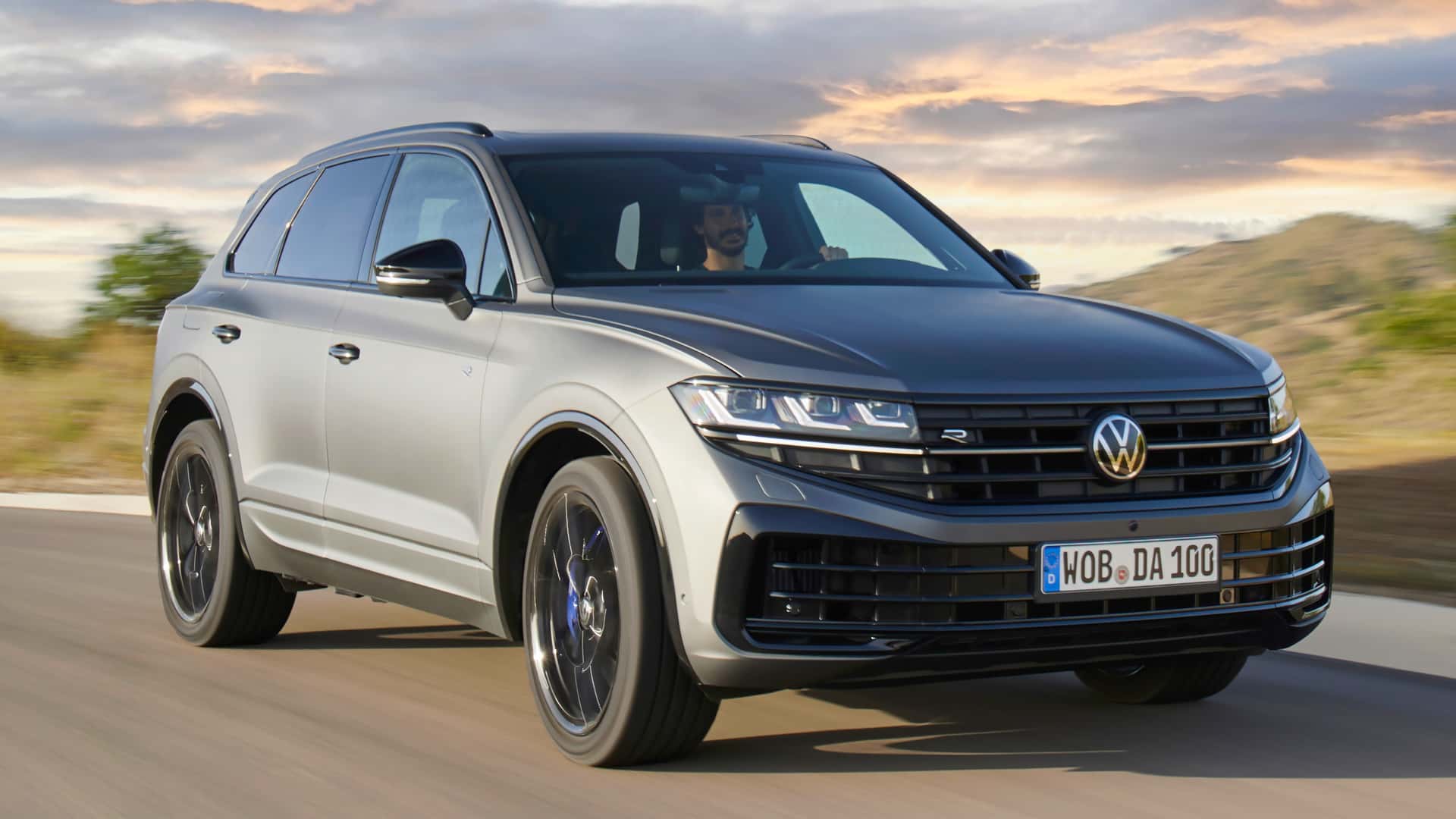 https://cdn.motor1.com/images/mgl/BXQ1yZ/s1/volkswagen-touareg-r-2023.jpg