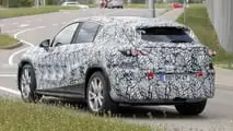 Foto spia del SUV Mercedes EQC di nuova generazione
