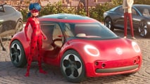 Miraculous Superhelden Ladybug und Cat Noir fahren vollelektrische Volkswagen
