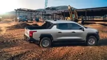 Vista laterale esterna di Chevrolet Silverado EV 2024 Work Truck