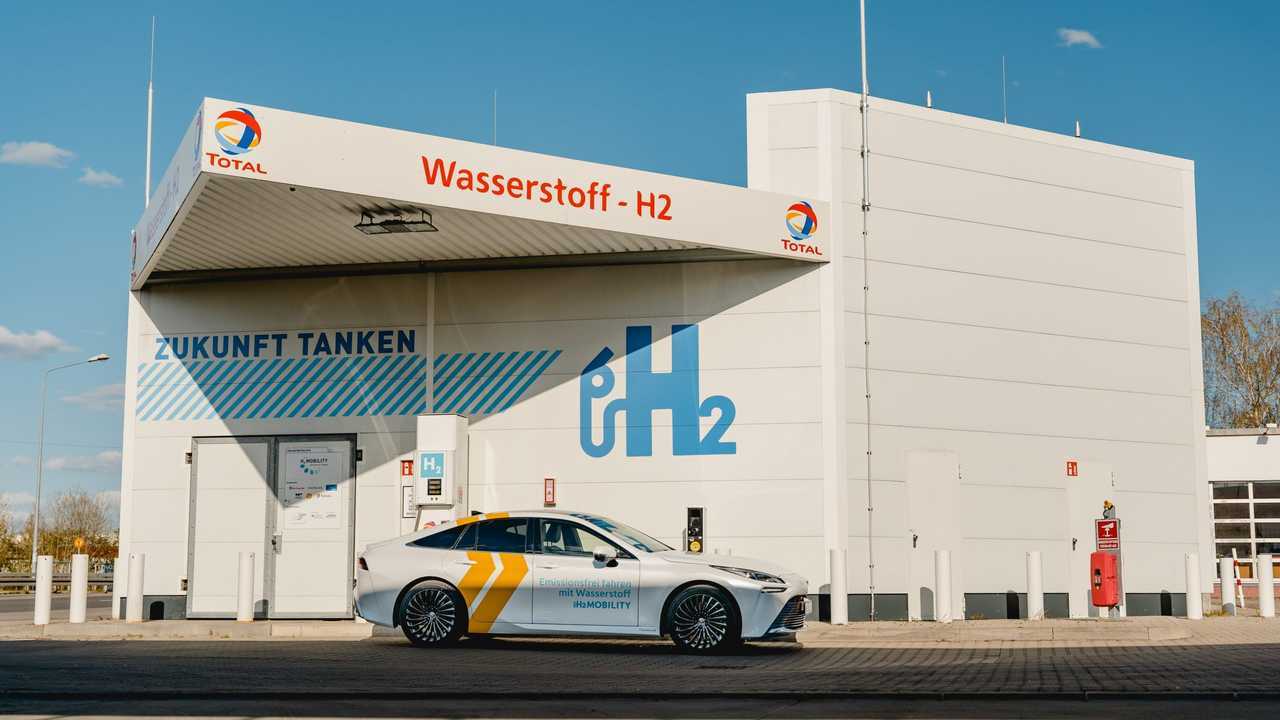 Wasserstoff-Tanksäulen gibt es an verschiedenen Tankstellen (hier Total), aber die Säulen sind immer von H2 Mobility