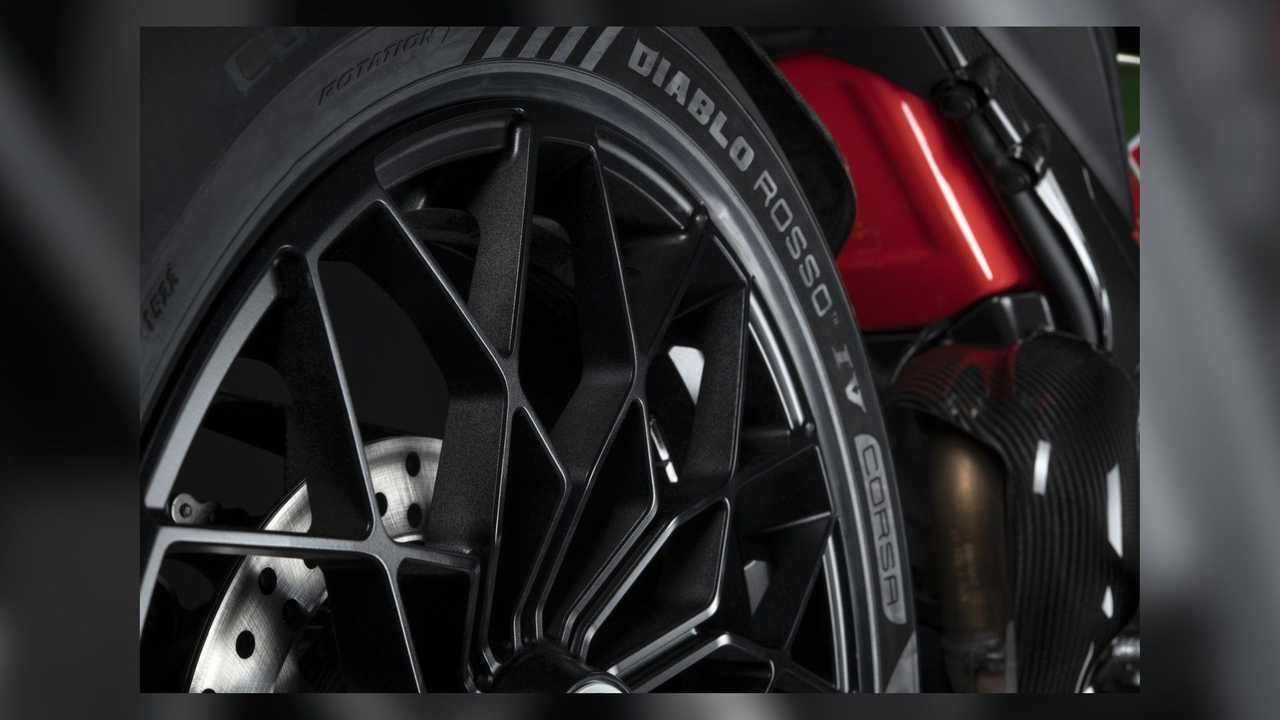 Ducati Streetfighter V4 Lamborghini - Gros plan de roue arrière 2