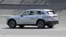 2023 Mercedes GLC mit minimalem Tarnfoto