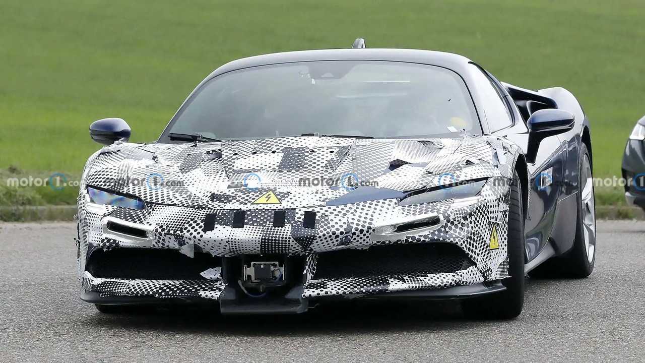 Le foto spia della Ferrari SF90 Versione Speciale