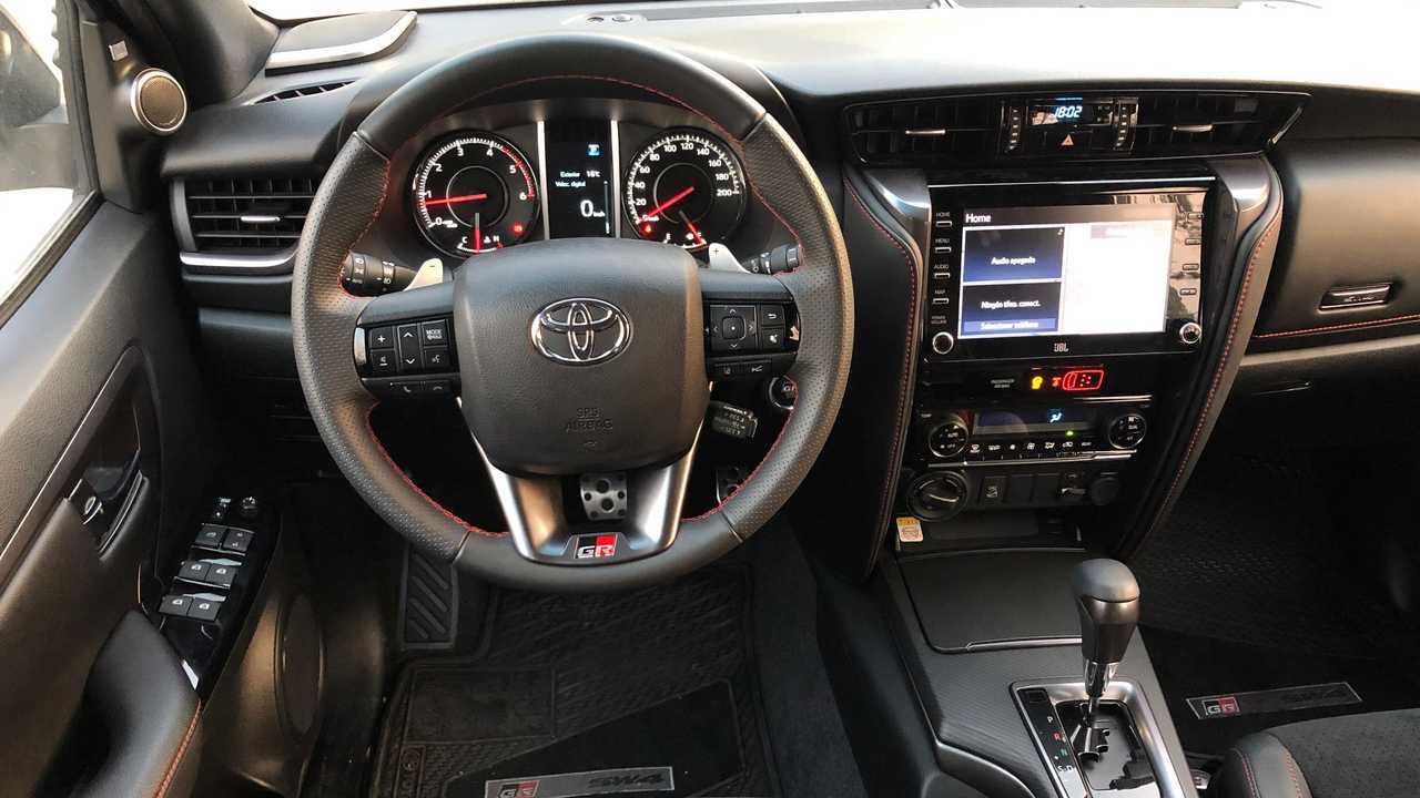 GARAGE-TOYOTA-SW4-GRSPORT-2