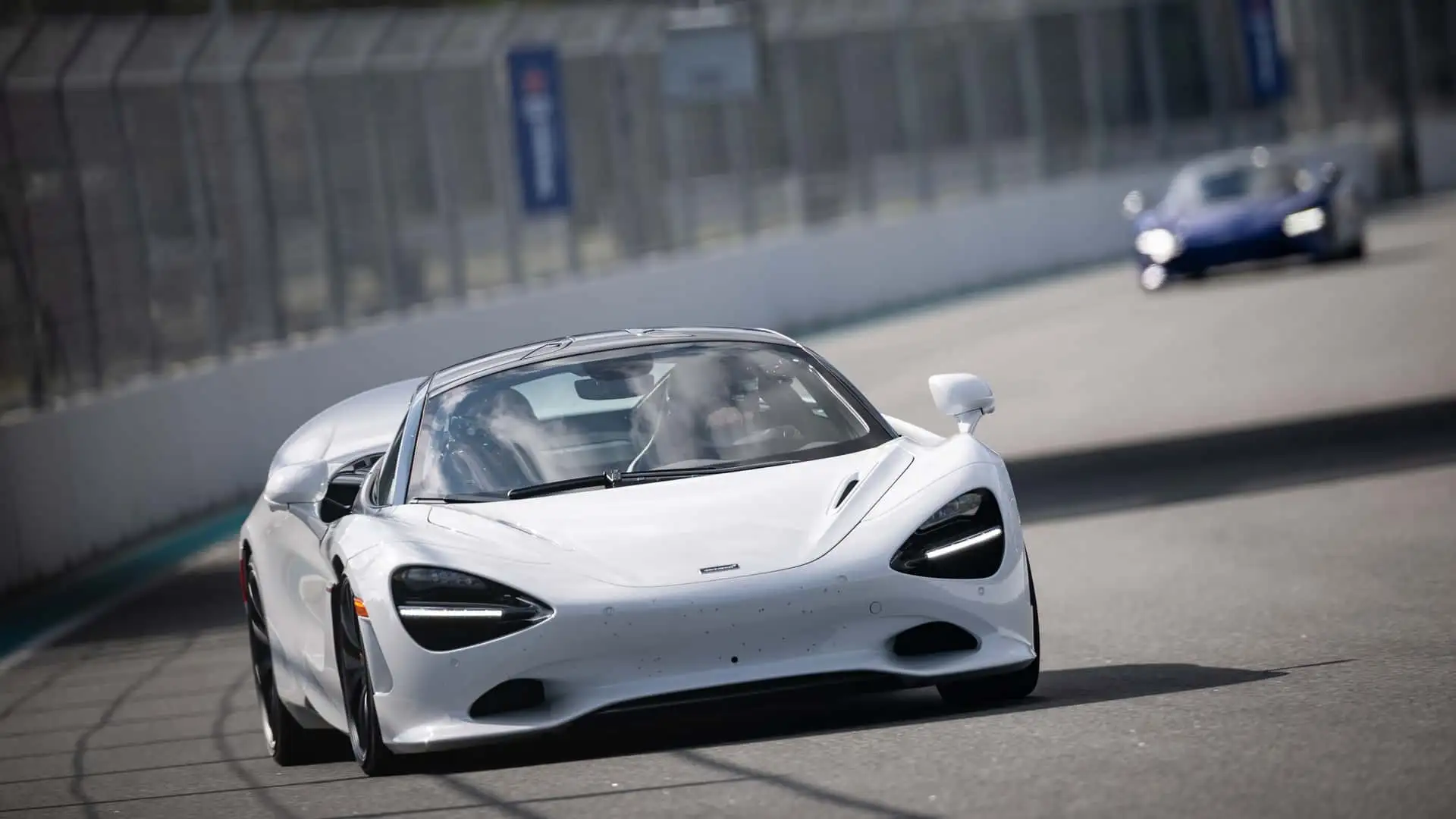https://cdn.motor1.com/images/mgl/BXY80R/s1/miami-international-autodrome-mclaren-750s.webp