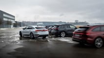 Der Rückfahrassistent kann auch rückwärts einparken.