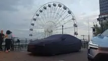 Polestar 5 (2026): Verhülltes Fahrzeug vor dem Riesenrad im Münchner Werksviertel