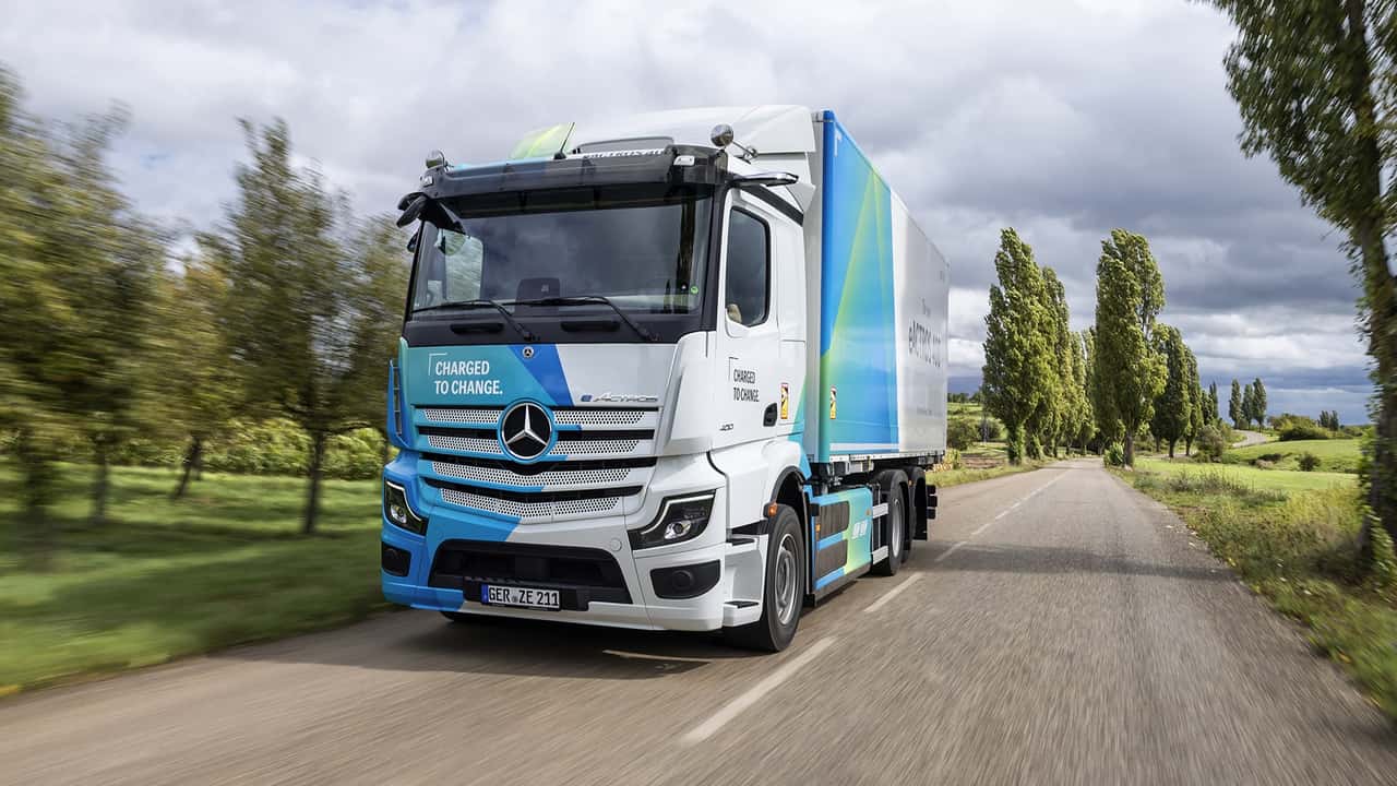 Cresce la famiglia Mercedes di camion elettrici con l'eActros 400