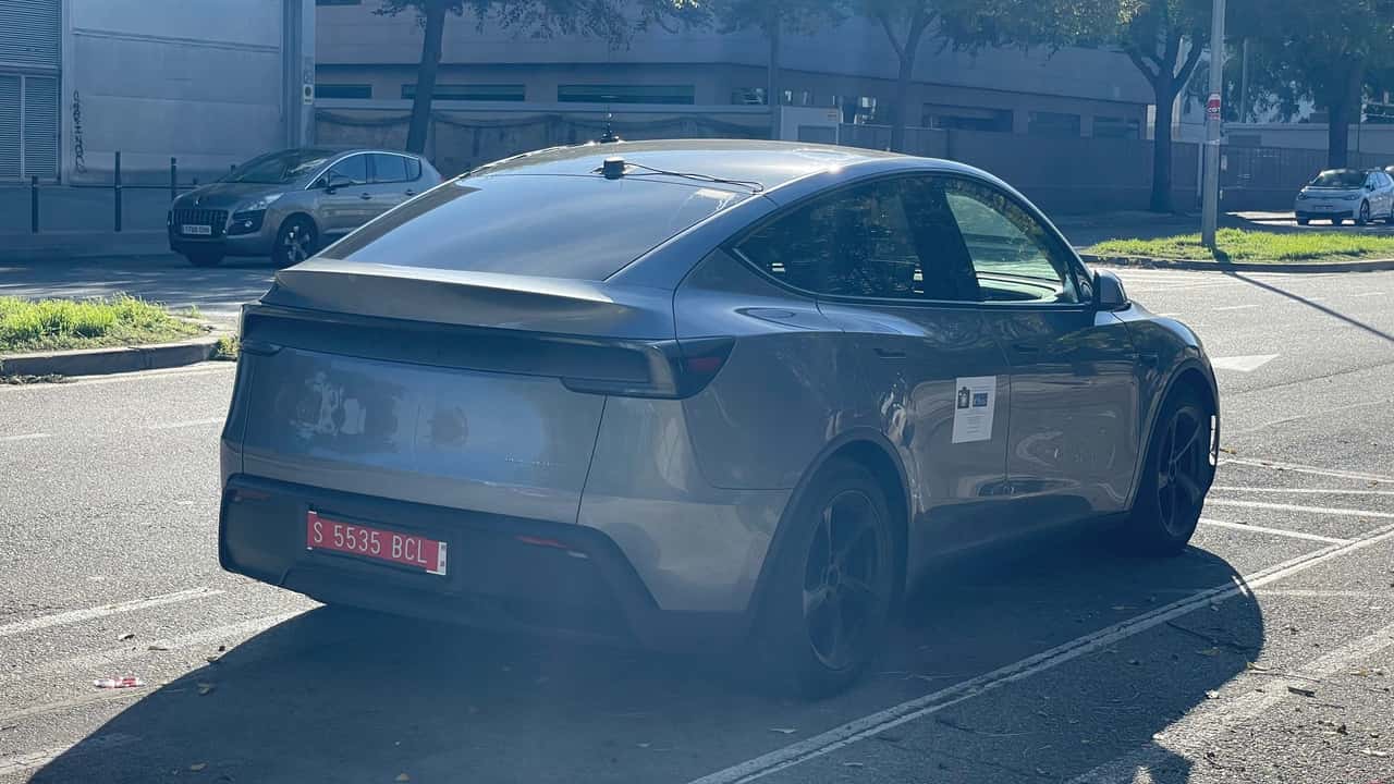 La Tesla Model Y a guida autonoma testata a Barcellona