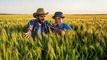 Quando un'azienda agricola passa agli eredi, l'esonero dall'imposta di successione spetta a chi prosegue l'attività: ecco come funziona e i casi dubbi.