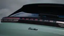 Porsche Cayenne Turbo Electric (2026): Illuminierter Porsche-Schriftzug am Heck