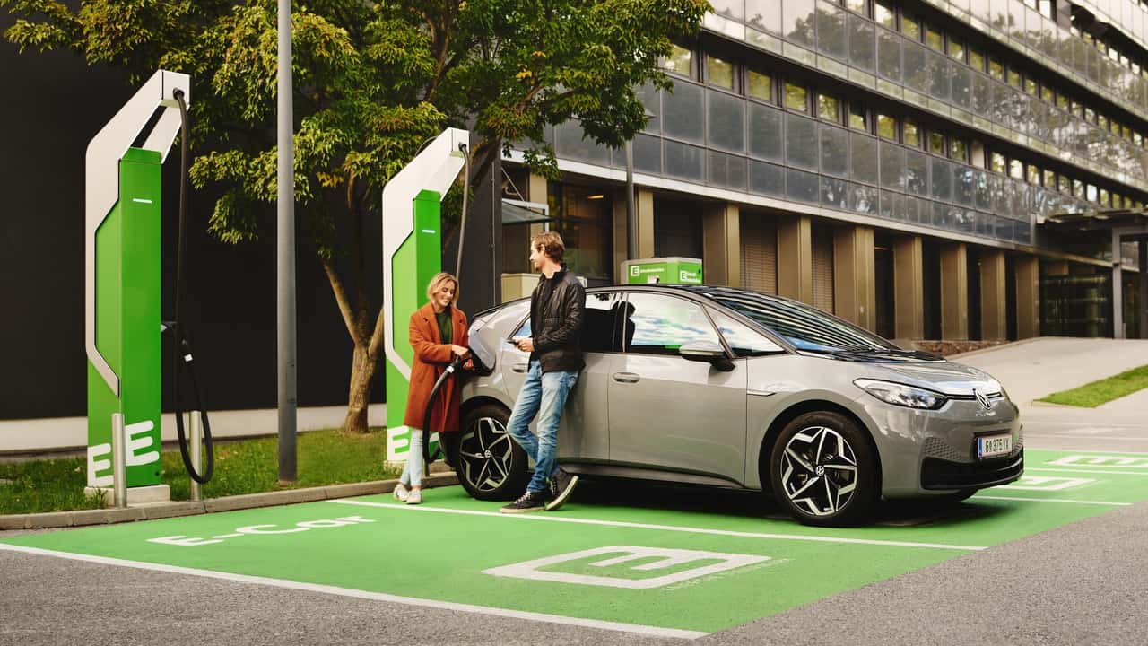 Auto elettriche, 1.250 nuovi punti ricarica con DKV Mobility