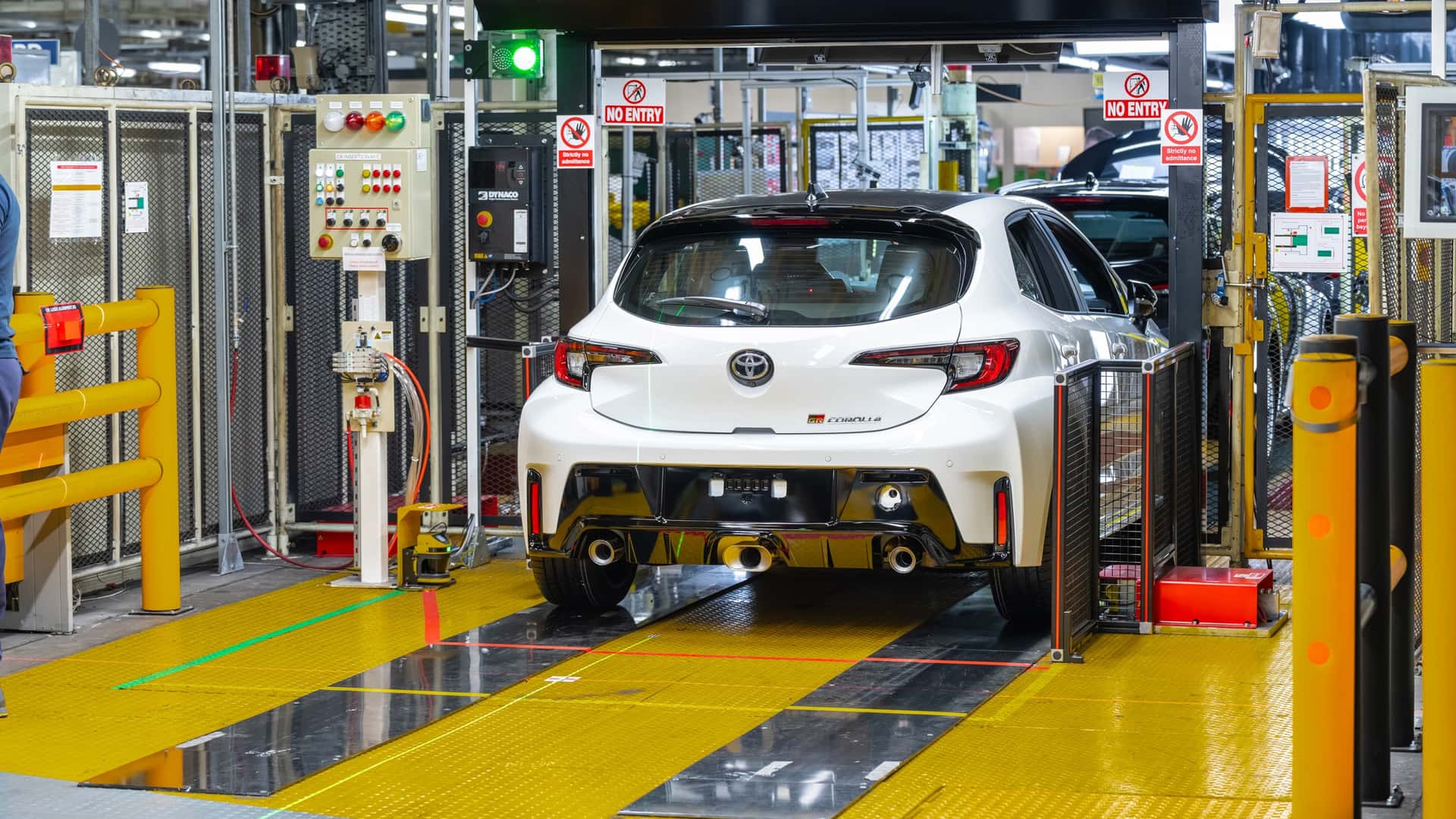 https://cdn.motor1.com/images/mgl/BXZLR6/s1/toyota-gr-corolla-uk-plant-tour.jpg