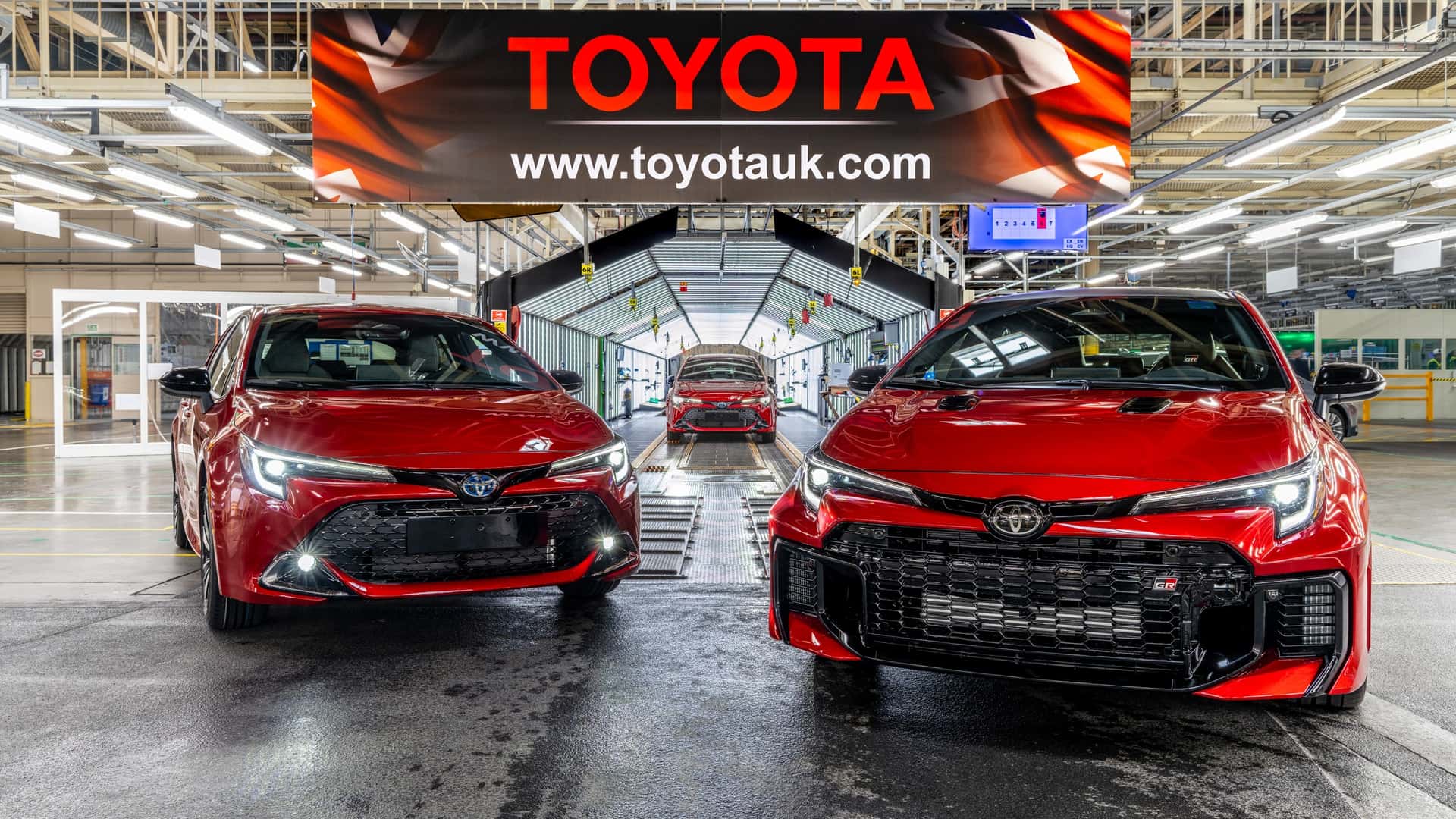 https://cdn.motor1.com/images/mgl/BXZLr6/s1/toyota-gr-corolla-uk-plant-tour.jpg