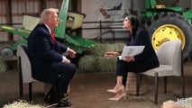 Trump litiga in TV: i trattori John Deere in sfondo