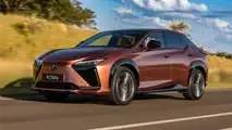 Lexus RZ 500e 2026 em movimento
