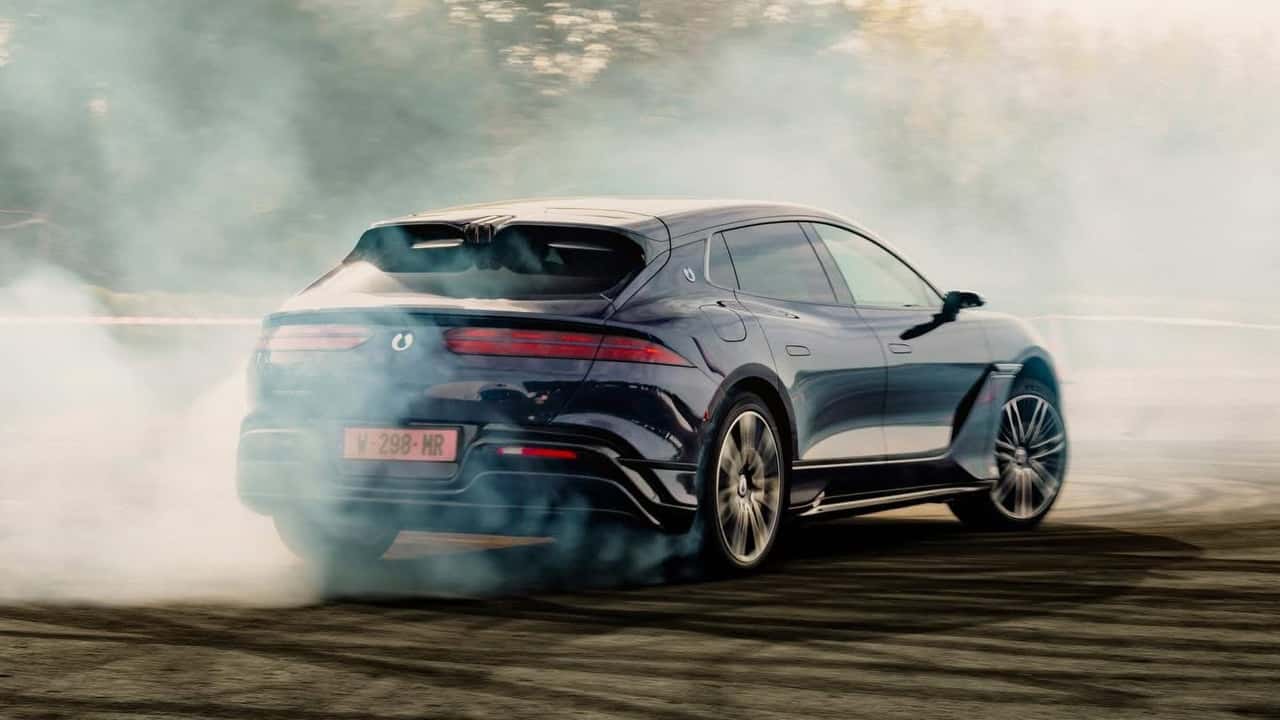 Tre motori e asse posteriore indipendente per parcheggi impossibili