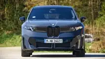 BMW iX3 50 xDrive (2026) in prova