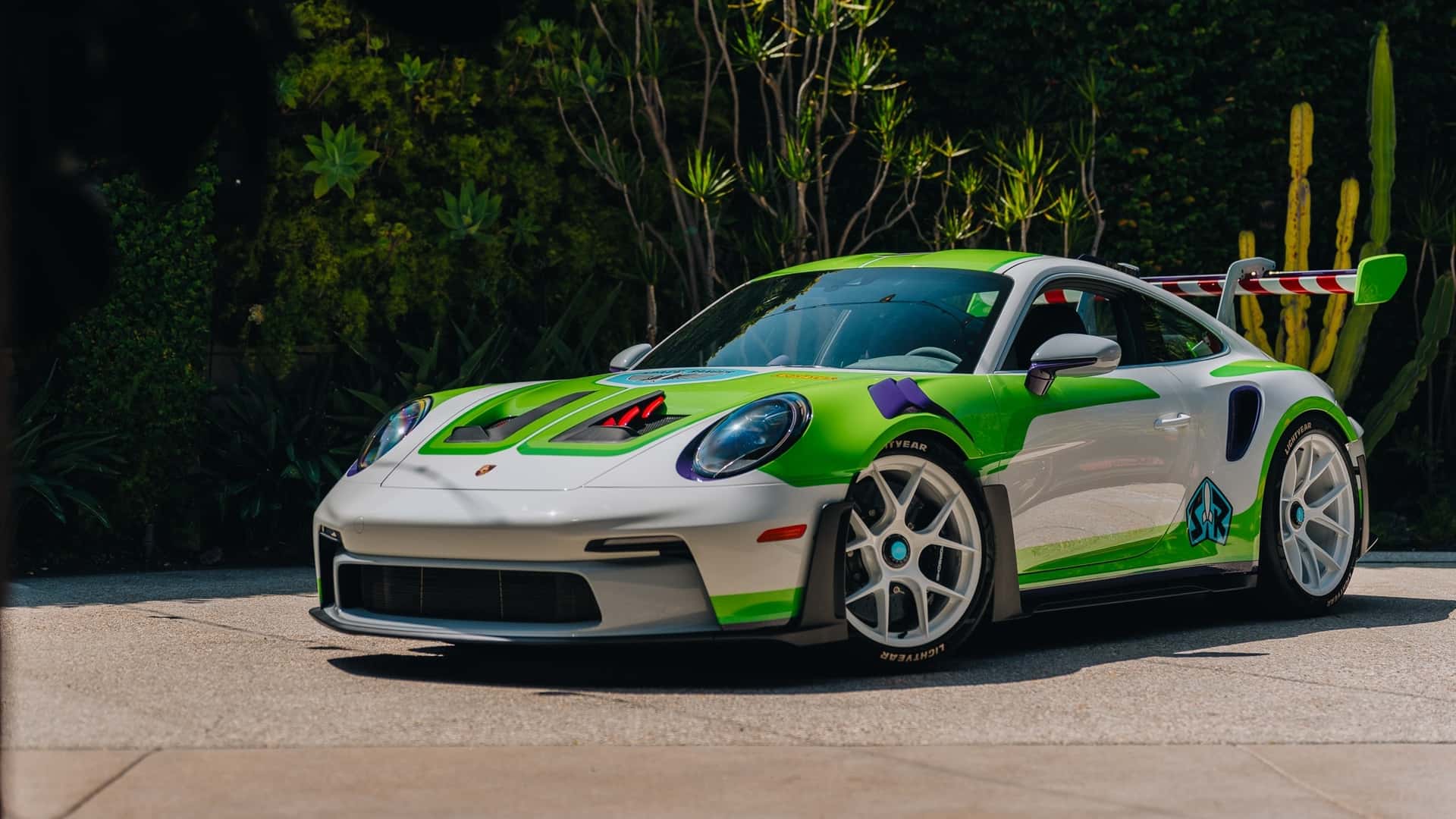 https://cdn.motor1.com/images/mgl/BXZnY6/s1/porsche-and-pixar-toy-story-collaboration.jpg
