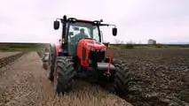 Kubota: trattore M 6-142 e aratro pentavomere in risaia