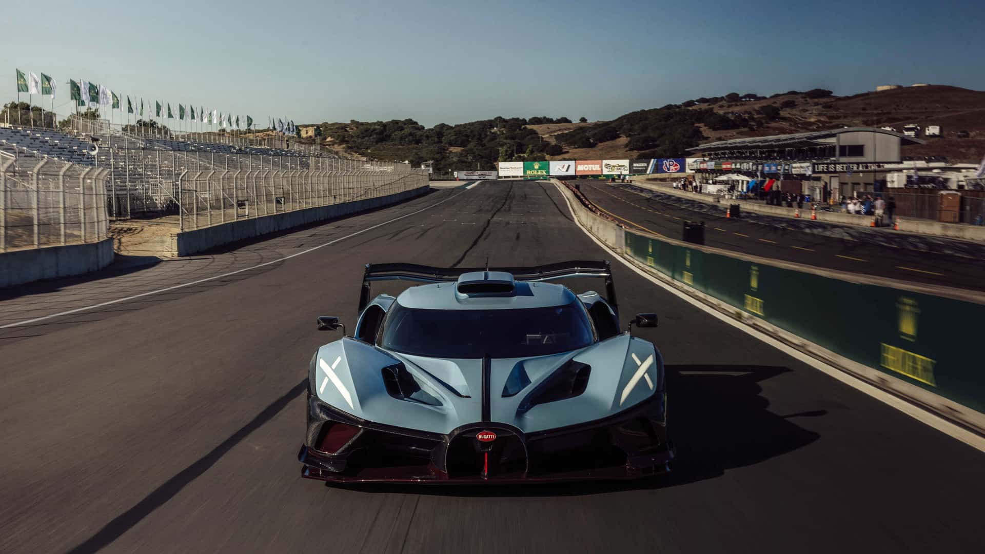 https://cdn.motor1.com/images/mgl/BXej2A/s1/bugatti-bolide-100-year-anniversary-edition-in-laguna-seca.jpg