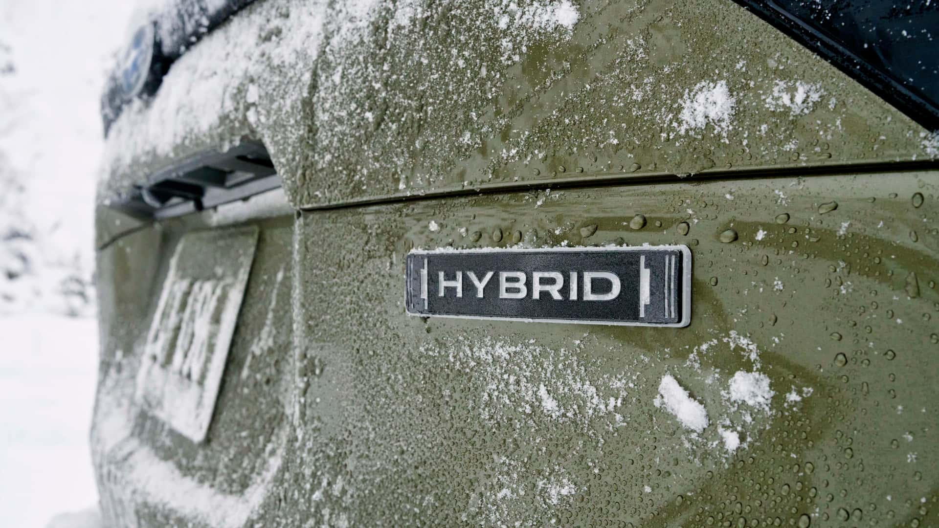 https://cdn.motor1.com/images/mgl/BXxEye/s1/2025-subaru-forester-hybrid.jpg