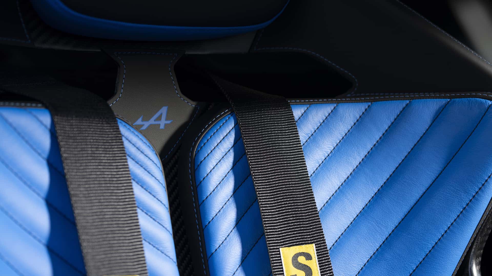 https://cdn.motor1.com/images/mgl/BXxgbZ/s1/alpine-a110-r-ultime.jpg