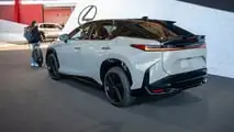 Lexus RZ 550e 2025 vista dal vivo