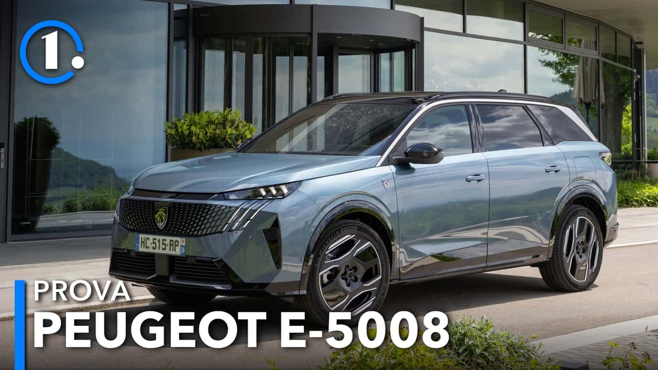 Peugeot E-5008 Dual Motor, come va l'elettrica col doppio motore