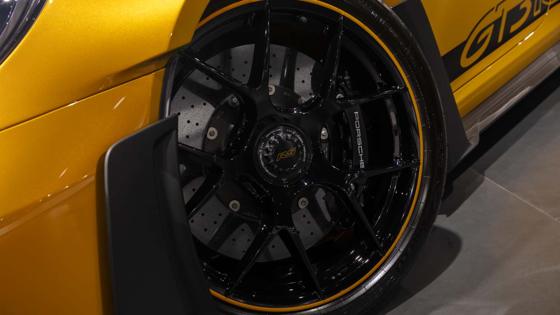https://cdn.motor1.com/images/mgl/BXyZYR/s1/porsche-911-gt3-rs-sonderwunsch.jpg