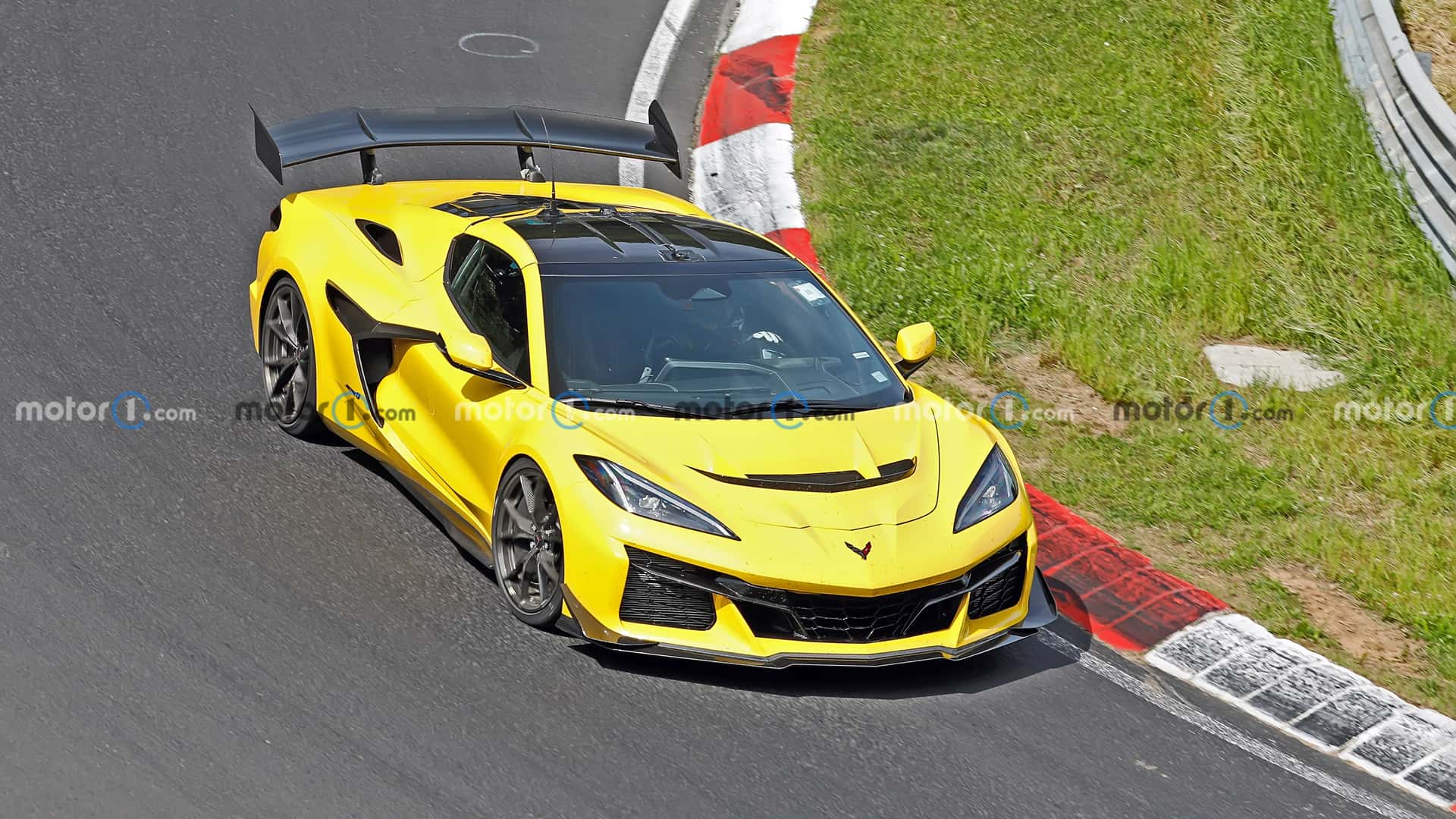 https://cdn.motor1.com/images/mgl/BXym9M/s1/2026-chevrolet-c8-corvette-zora-spy-shots-undisguised-exterior-46.jpg