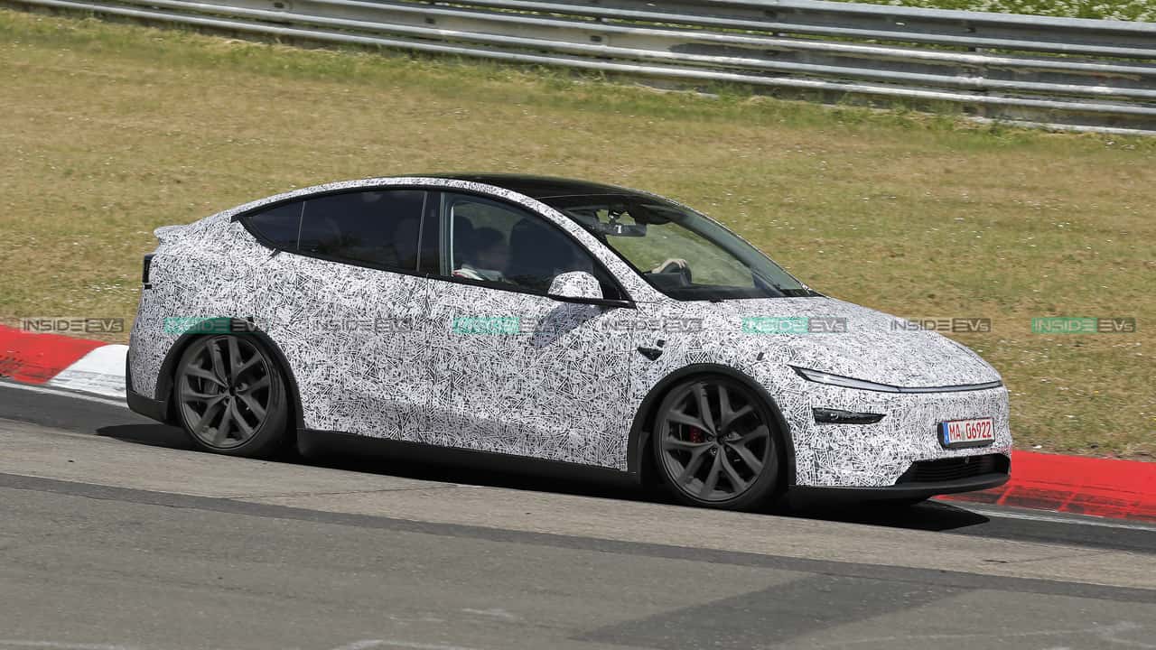 Tesla Model Y Performance (2026) als Erlkönig auf dem Nürburgring