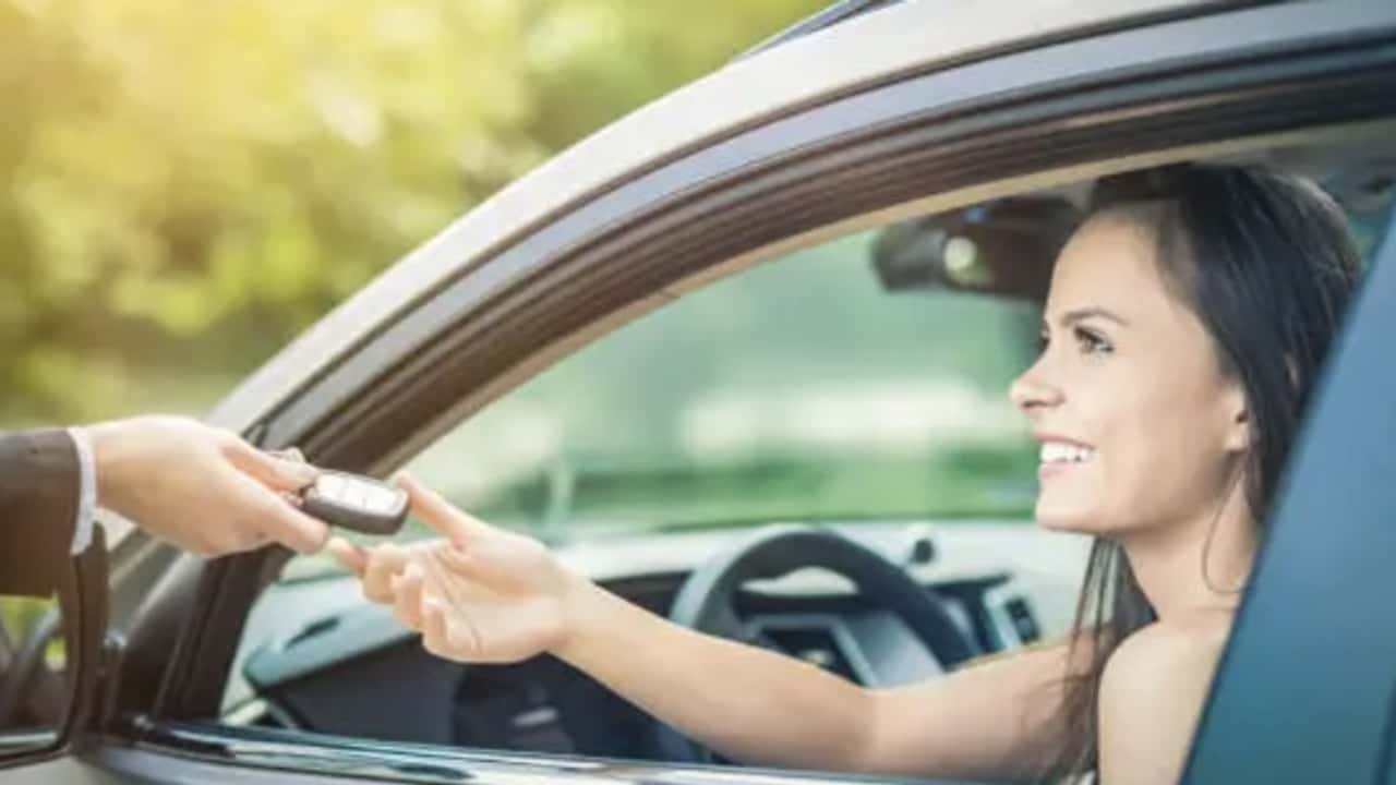 Señora compra coche