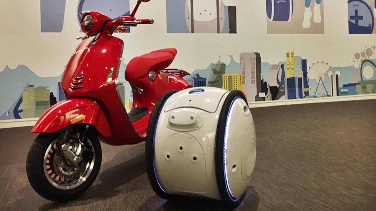 Piaggio Launches Robot Luggage, Seriously