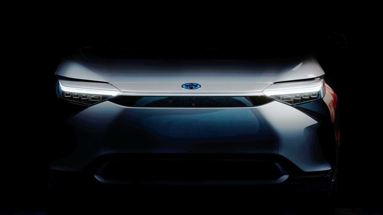I teaser del primo SUV elettrico Toyota