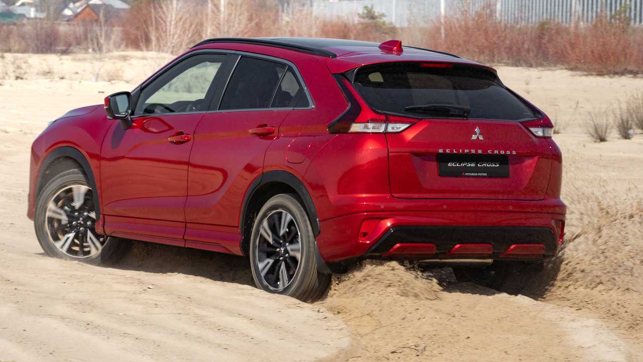 Обновленный Mitsubishi Eclipse Cross в движении