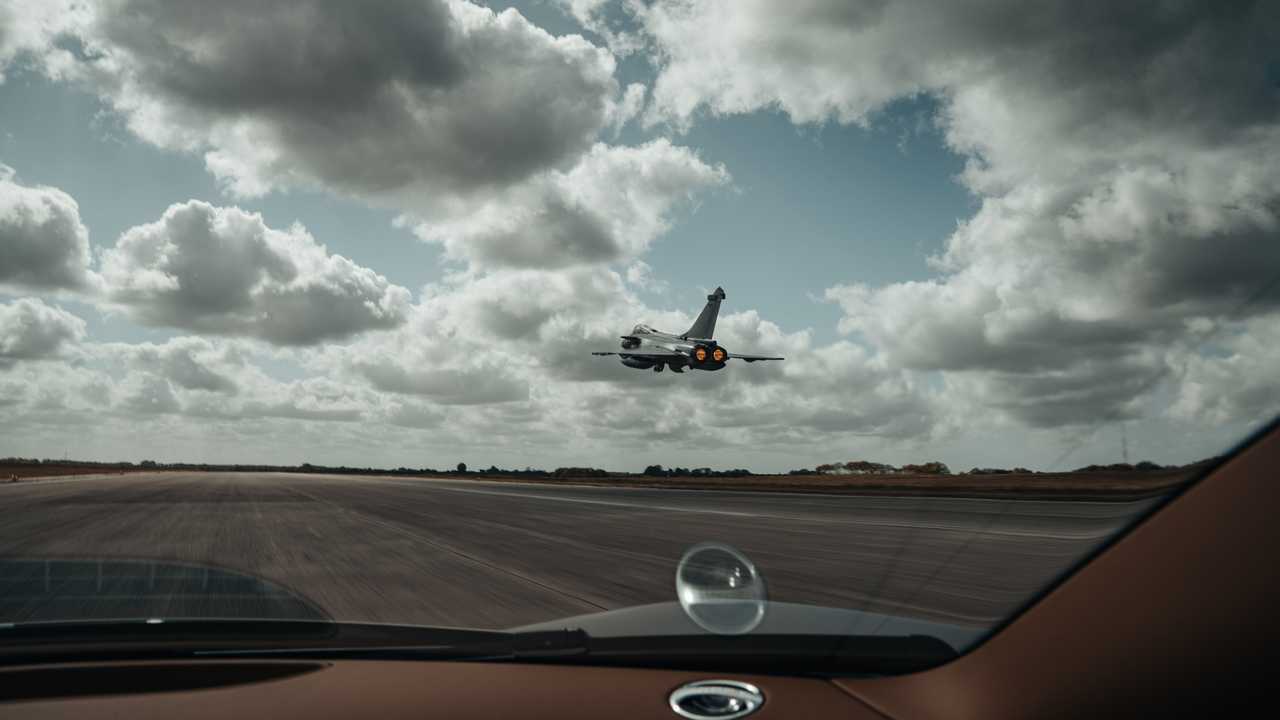 Bugatti Chiron Sport vs Rafale Marine