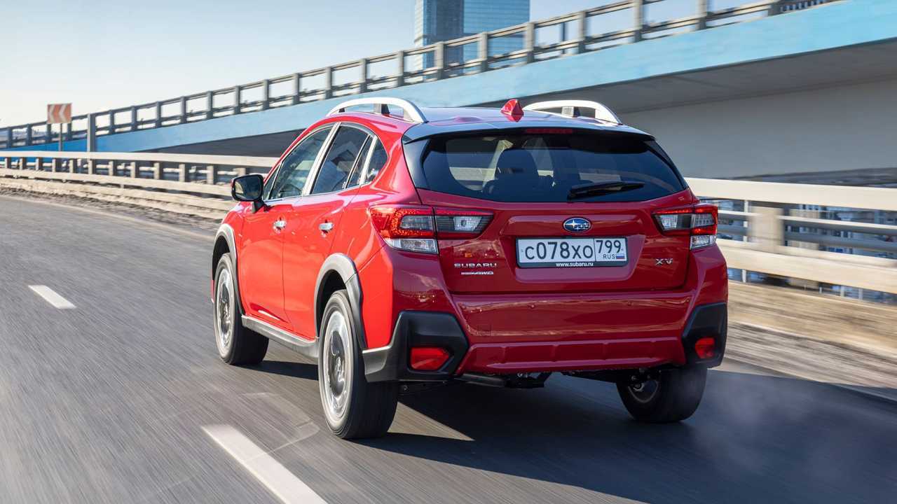Subaru XV в три четверти сзади