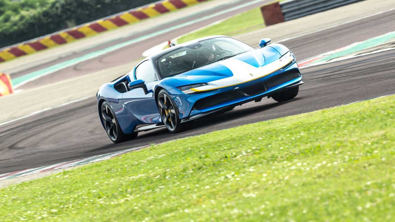 Ferrari SF90 Assetto Fiorano prova in pista