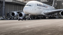 Porsche Cayenne S Diesel traina un'Airbus A380
