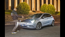 Opel Astra, il test dei fari intelligenti