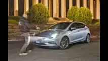 Opel Astra, il test dei fari intelligenti